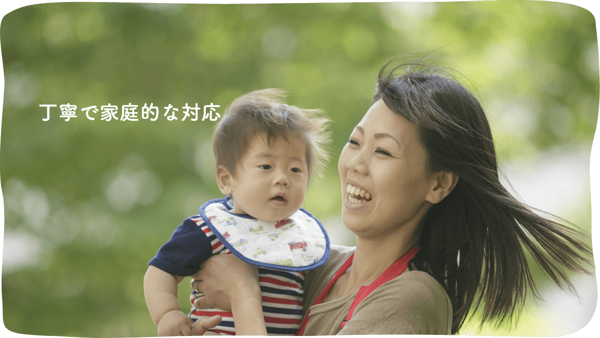 お子さんを抱っこするシッターさんの画像