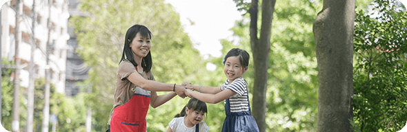 子どもと遊ぶシッターの画像