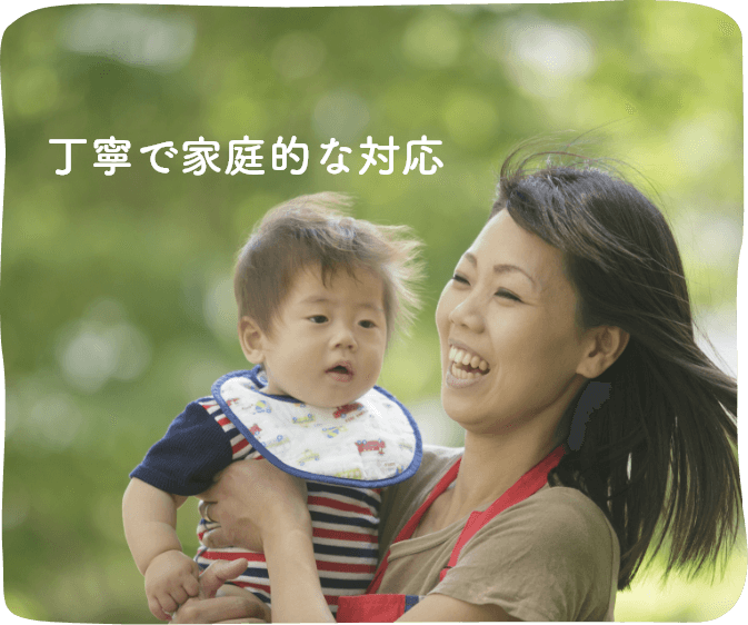 お子さんを抱っこするシッターさんの画像